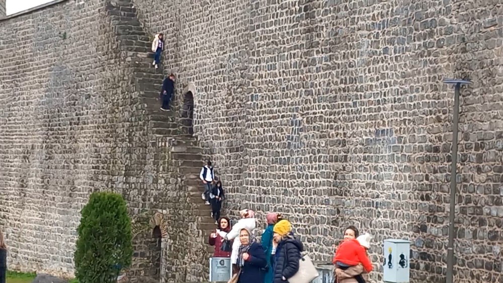 Tarihi surlarda selfie tehlikesi: 1 haftada 2 kişi düştü - 4