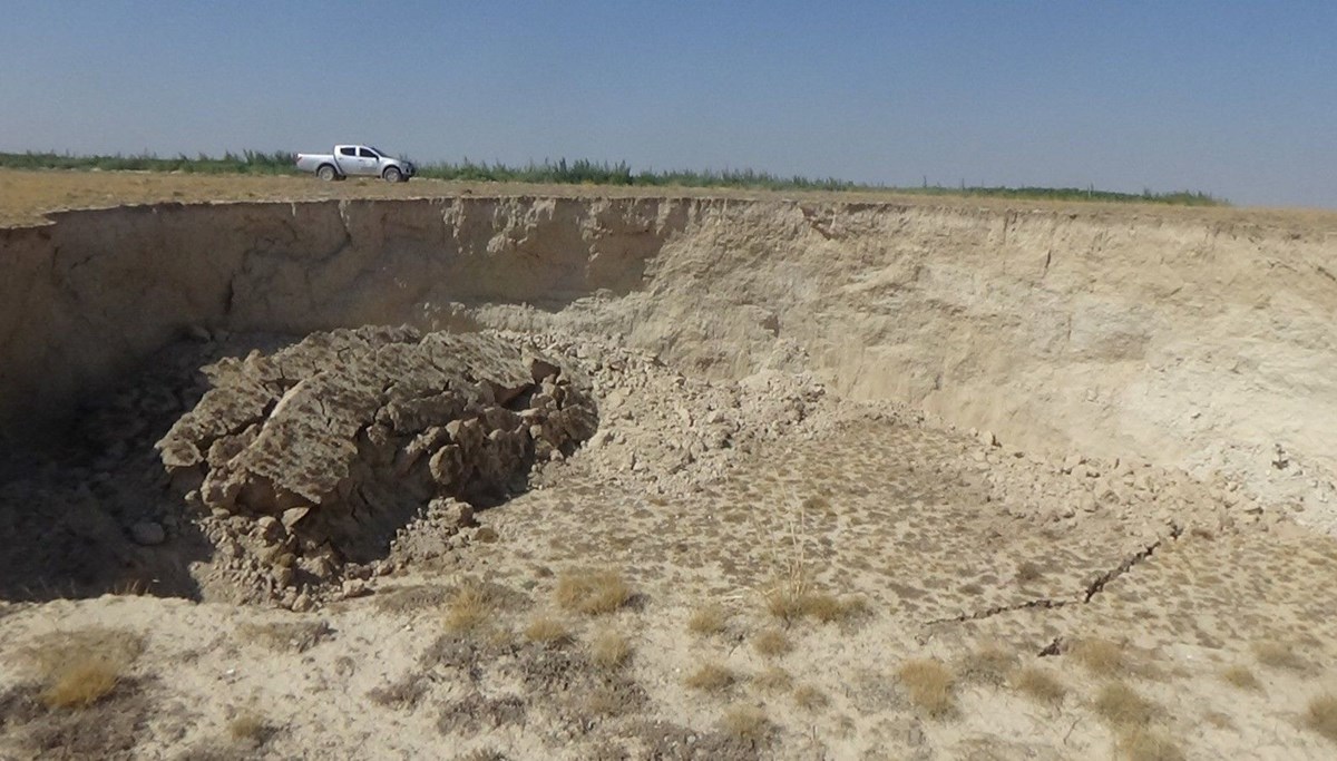 Konya'da büyük 10 metre derinliğinde obruk! Ekipler bölgede, incelemeler sürüyor