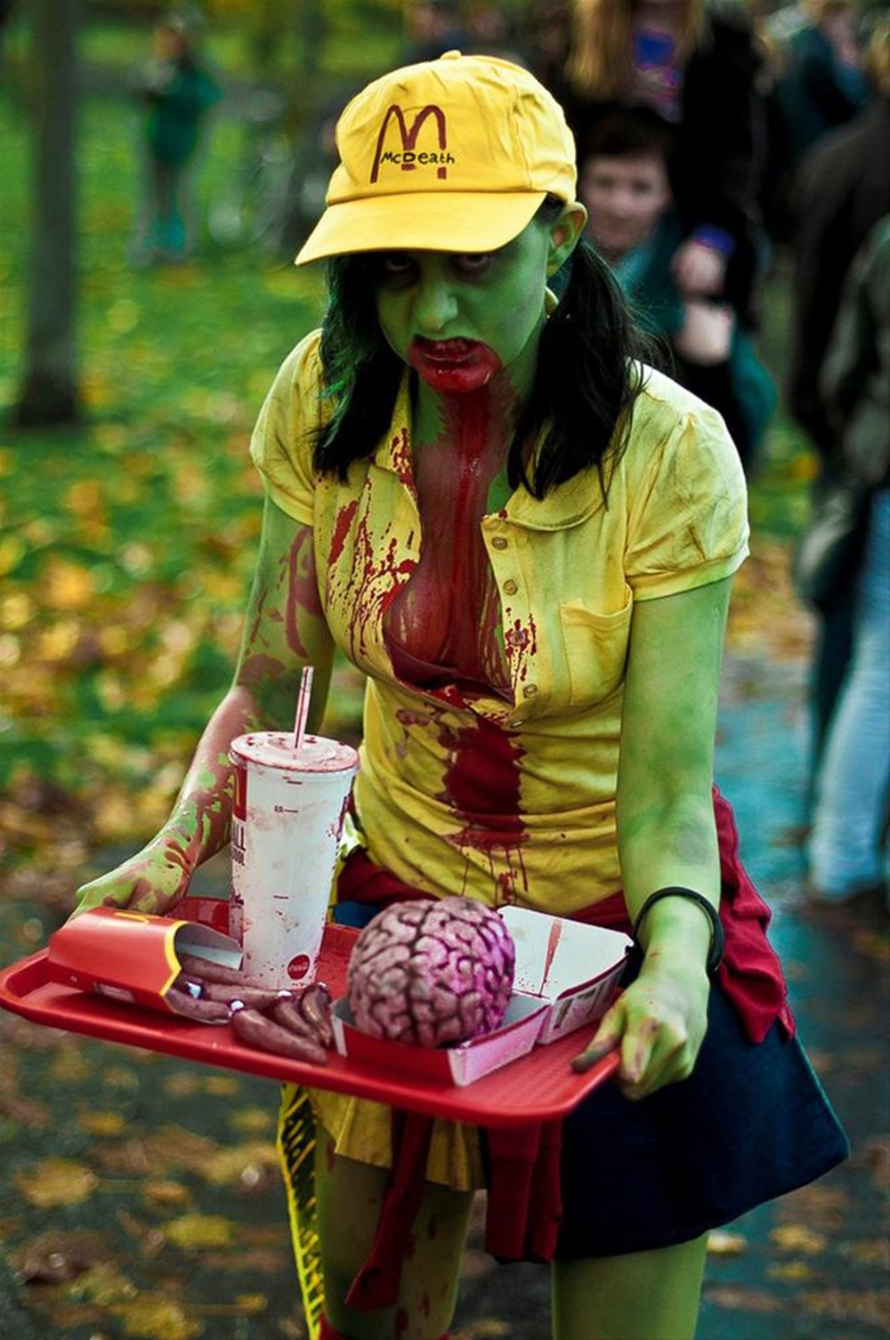 Mcdonalds cosplay. Девушка косплеит зомби.