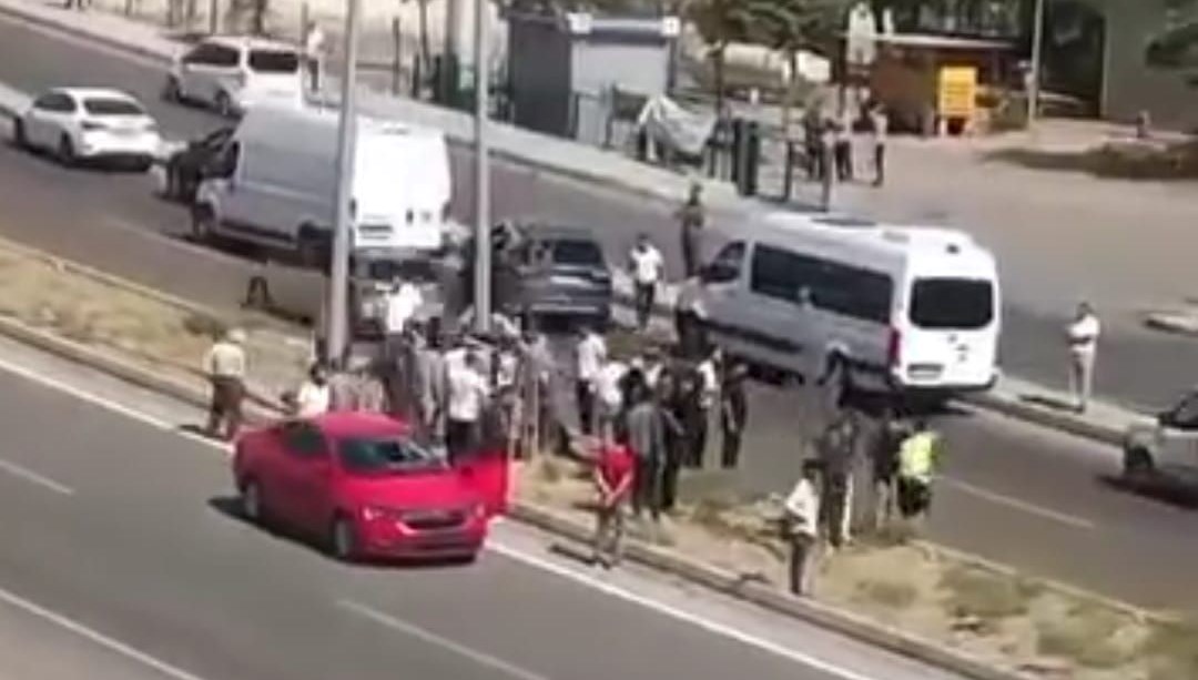 Yolun karşısına geçen yayaya otomobil çarptı