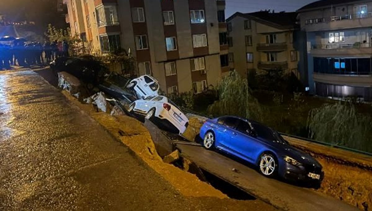 Bursa'da sağanak nedeniyle istinat duvarı çöktü: 4 araç çukura düştü