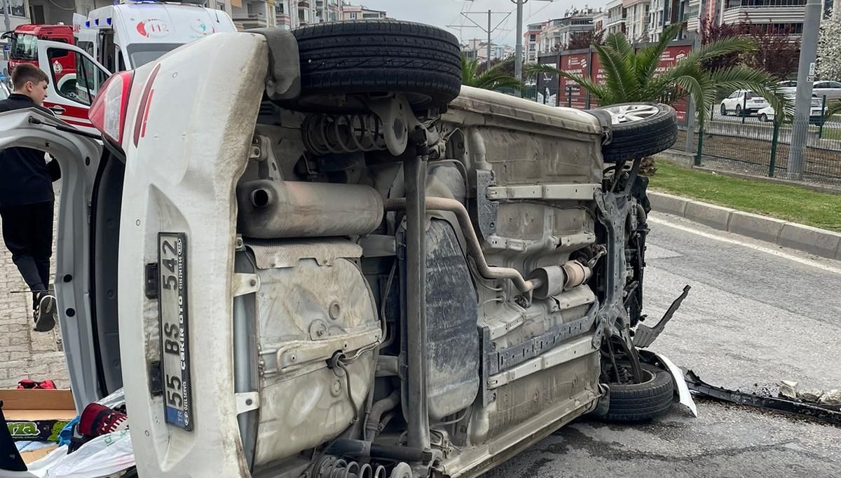 Samsun'da devrilen otomobildeki 3 kişi yaralandı