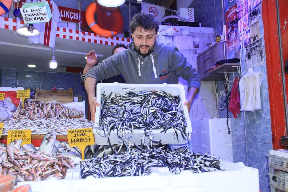 Fiyatı düşen hamsi tezgahları şenlendirdi - 1