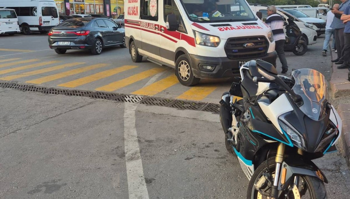 Otomobil motosiklete çarptı
