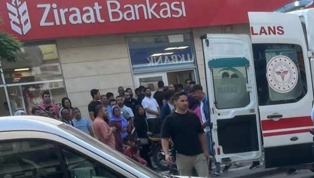 Banka müdürüne bıçak çekip paraları aldı