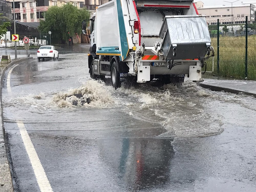 İstanbul'da şiddetli yağış: Yollar göle döndü, boğaza çamurlu su aktı - 18
