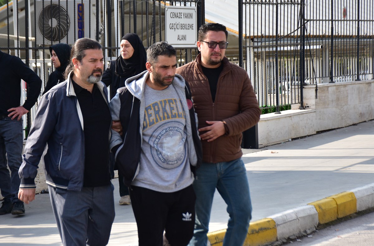 Otopsi işlemlerinin ardından kızlarının cenazesini teslim alan baba Aziz (ortada), ayakta durmakta güçlük çekti. Otopsi işlemlerinin ardından kızlarının cenazesini teslim alan baba Aziz (ortada), ayakta durmakta güçlük çekti.