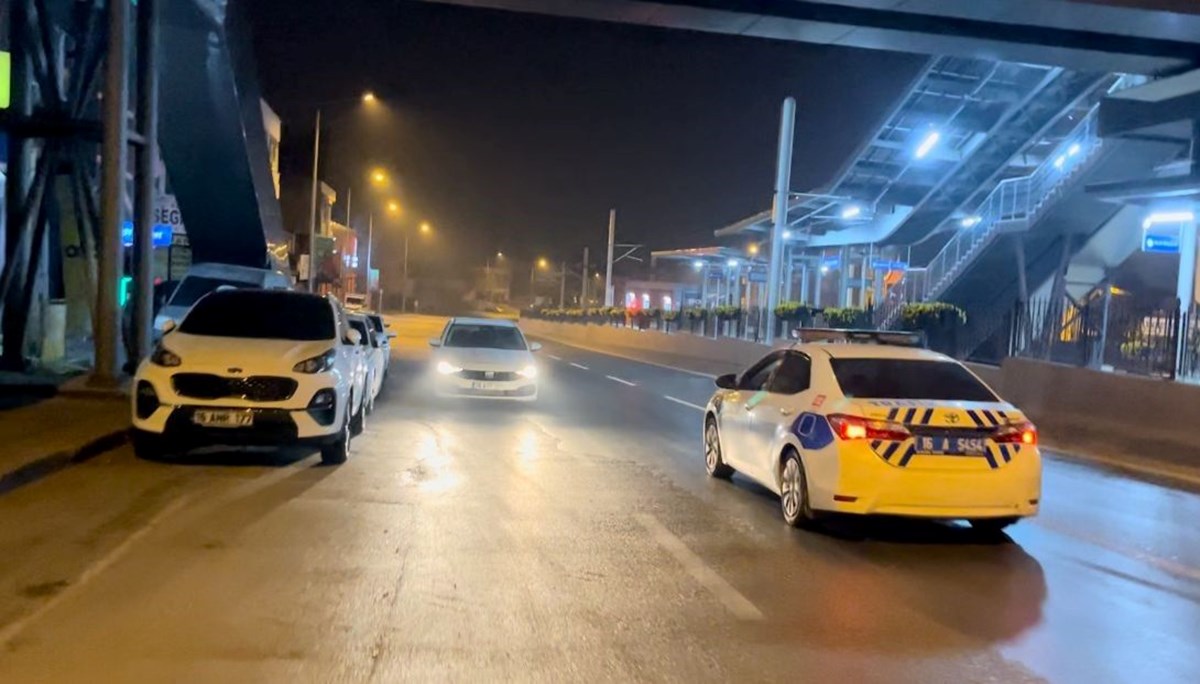 Bursa'da polisi görünce geri vitese taktı, son sürat böyle kaçmaya çalıştı Bursa'da polisi görünce geri vitese taktı, son sürat böyle kaçmaya çalıştı