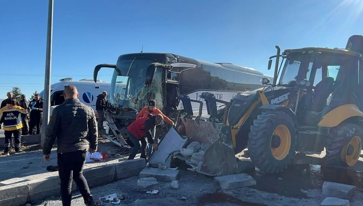 Turistleri taşıyan otobüs ile iş makinesi çarpıştı: 6 yaralı Turistleri taşıyan otobüs ile iş makinesi çarpıştı: 6 yaralı
