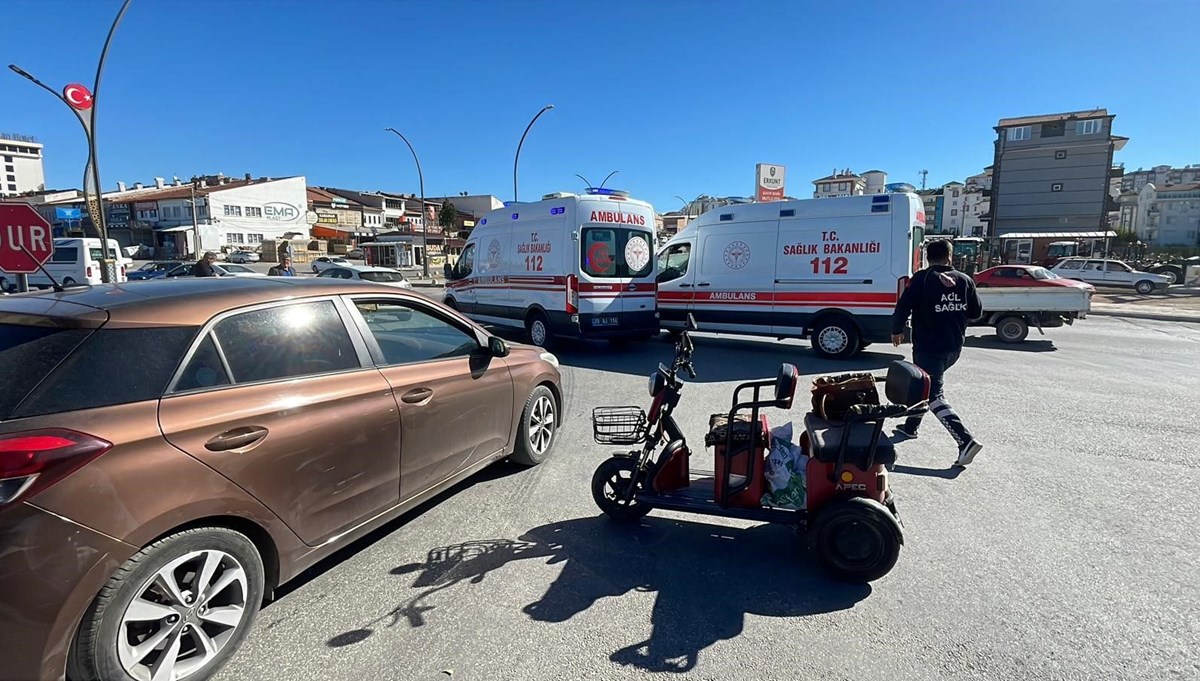 Otomobille üç tekerlekli bisiklet çarpıştı