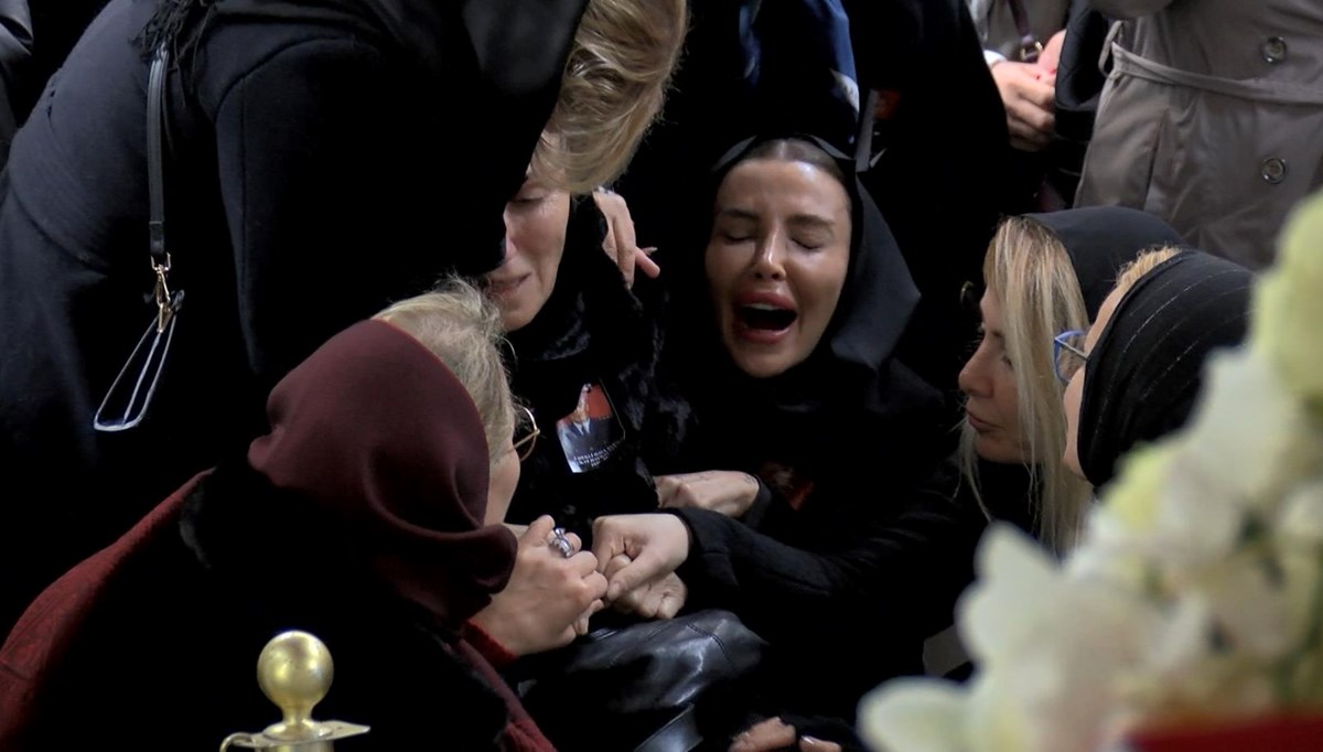 Özge Ulusoy'un babası Haydar Ulusoy askeri törenle son yolculuğuna uğurlandı Özge Ulusoy'un babası Haydar Ulusoy askeri törenle son yolculuğuna uğurlandı