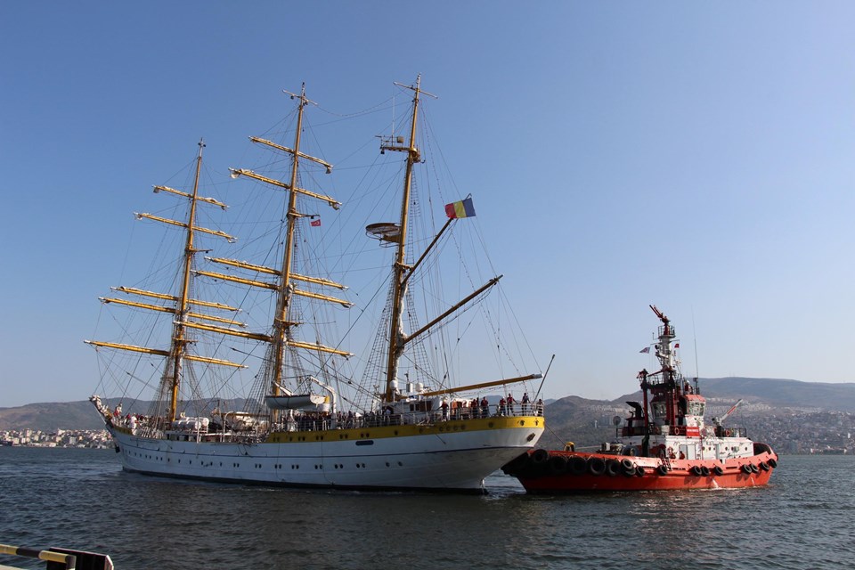 "Yüzen tarih" Nava Scoala Mircea İzmir Alsancak Limanı’na demirledi - 1