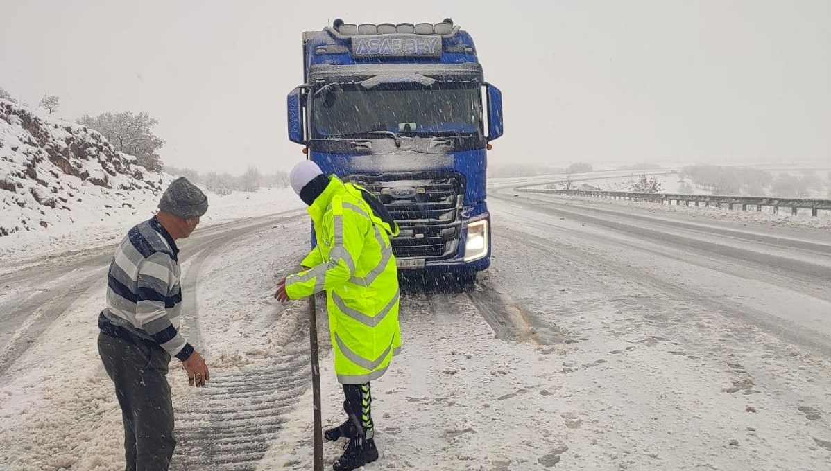 Elazığ ve Bingöl'de onlarca yerleşim yerine ulaşım sağlanamıyor