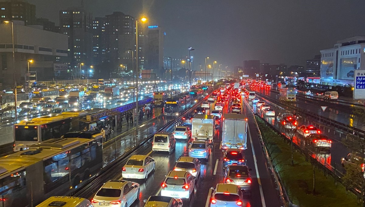 İstanbul'da mesai sonu yağış trafiği | Yoğunluk yüzde 90'a dayandı