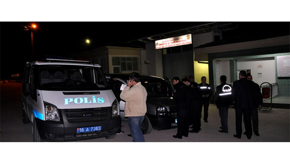 Tutuklu kadın polisin elinden kaçırıldı