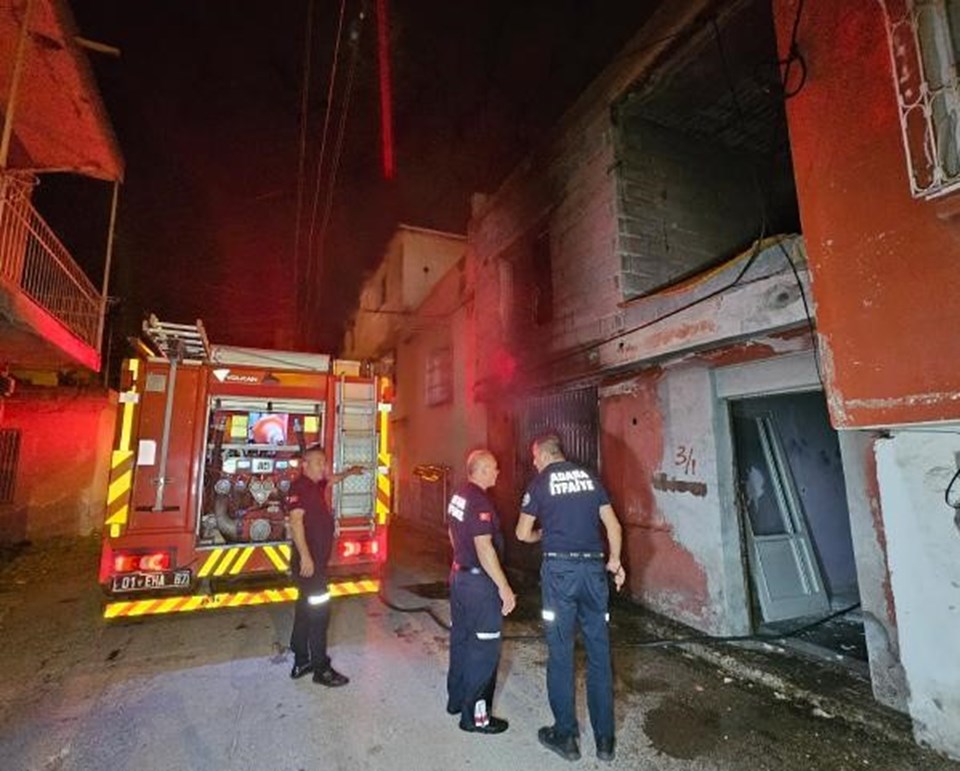 Adana'da bir kişi yalnız yaşadığı evi kundakladı - 1