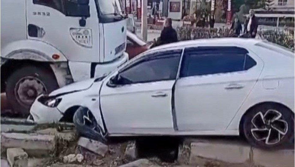 Otomobil refüje çarpıp karşı şeride geçti: 2 yaralı