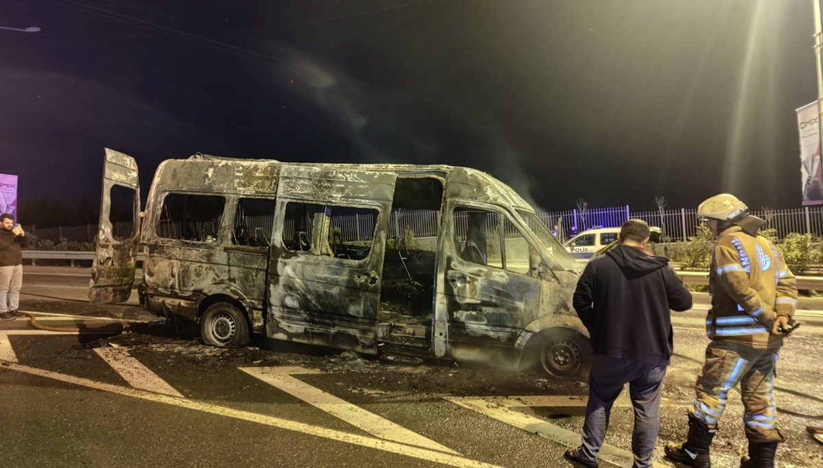 Kağıthane'de servis minibüsü yandı Kağıthane'de servis minibüsü yandı