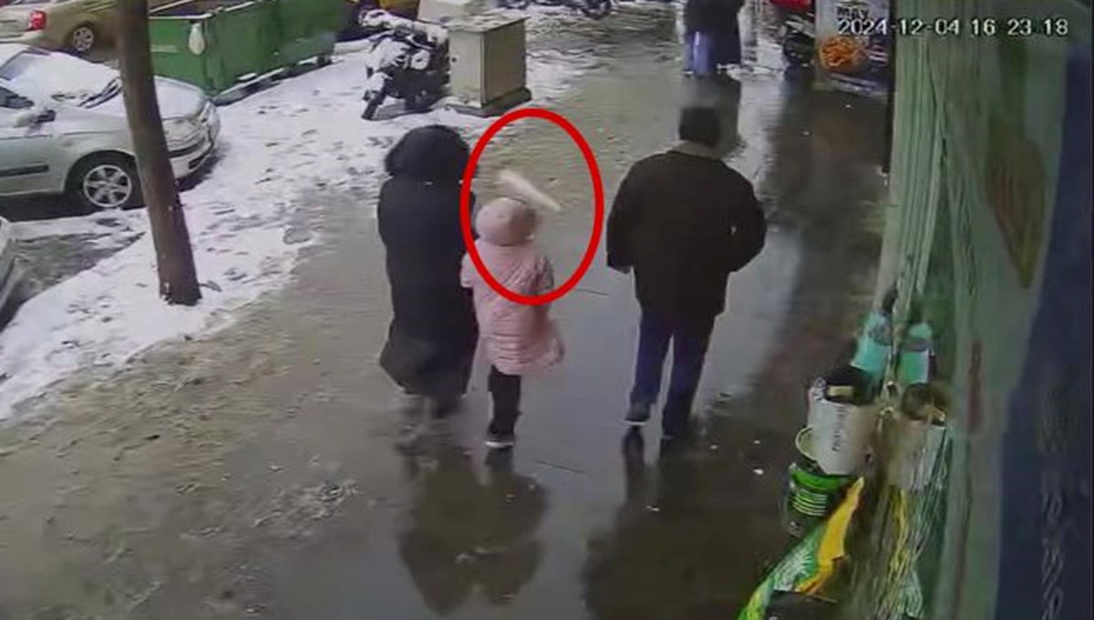 Kombi bacasındaki buz sarkıtı 3 kişinin önüne düştü Kombi bacasındaki buz sarkıtı 3 kişinin önüne düştü