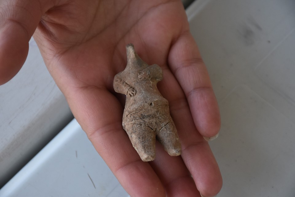 İzmir'deki kazıda 7 bin 800 yıllık kadın heykelciği bulundu - 1