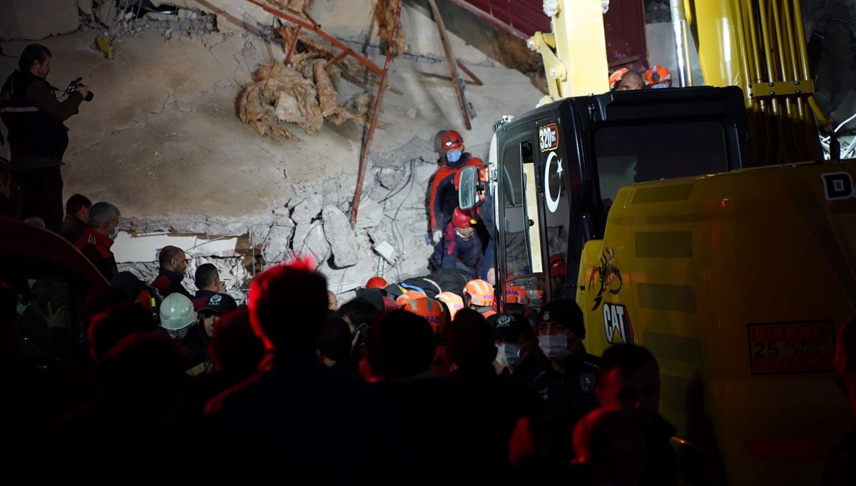 Kahramanmaraş'ta ağır hasarlı bina yıkım sırasında iş makinesinin üzerine çöktü: 1 ölü Kahramanmaraş'ta ağır hasarlı bina yıkım sırasında iş makinesinin üzerine çöktü: 1 ölü