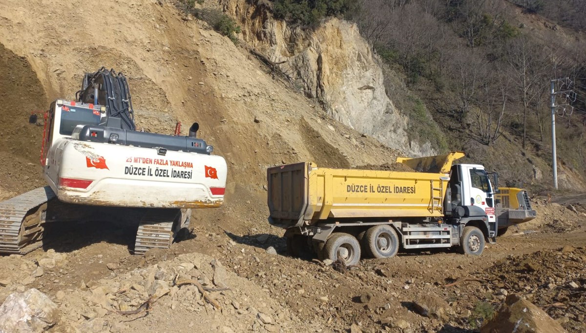 Düzce'de heyelan yolu kapattı: Çalışmalar üç gündür sürüyor