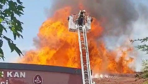 Çatısı yanan okulda eğitime ara
