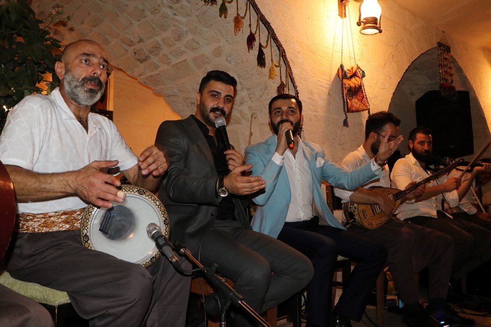 Şanlıurfa'ya gelen turistler, sıra gecelerinde eğleniyor - 1