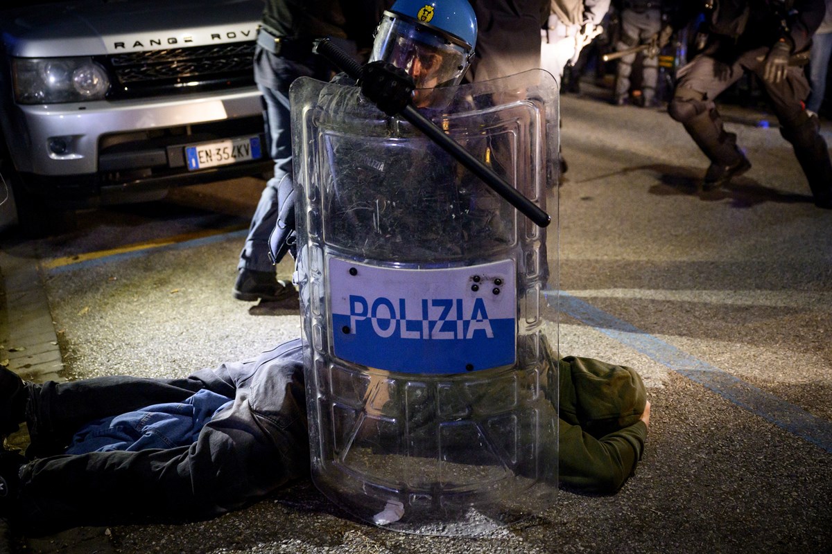Polis toplam 15 kişiyi gözaltına aldı.
