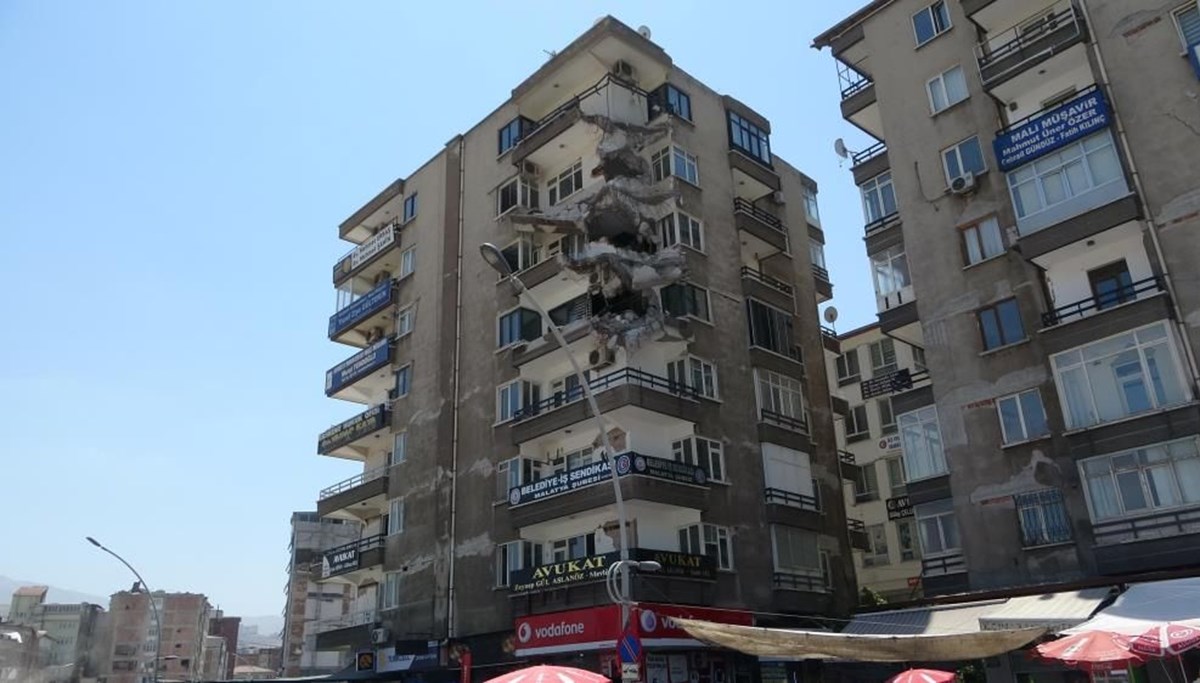 Malatya’da tehlike saçan bina: Altından her gün binlerce kişi geçiyor, esnaf tezgah açıyor