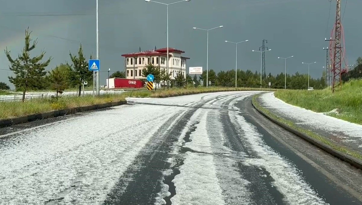 Sarıkamış'ta dolu yağışı: Yollar beyaza döndü
