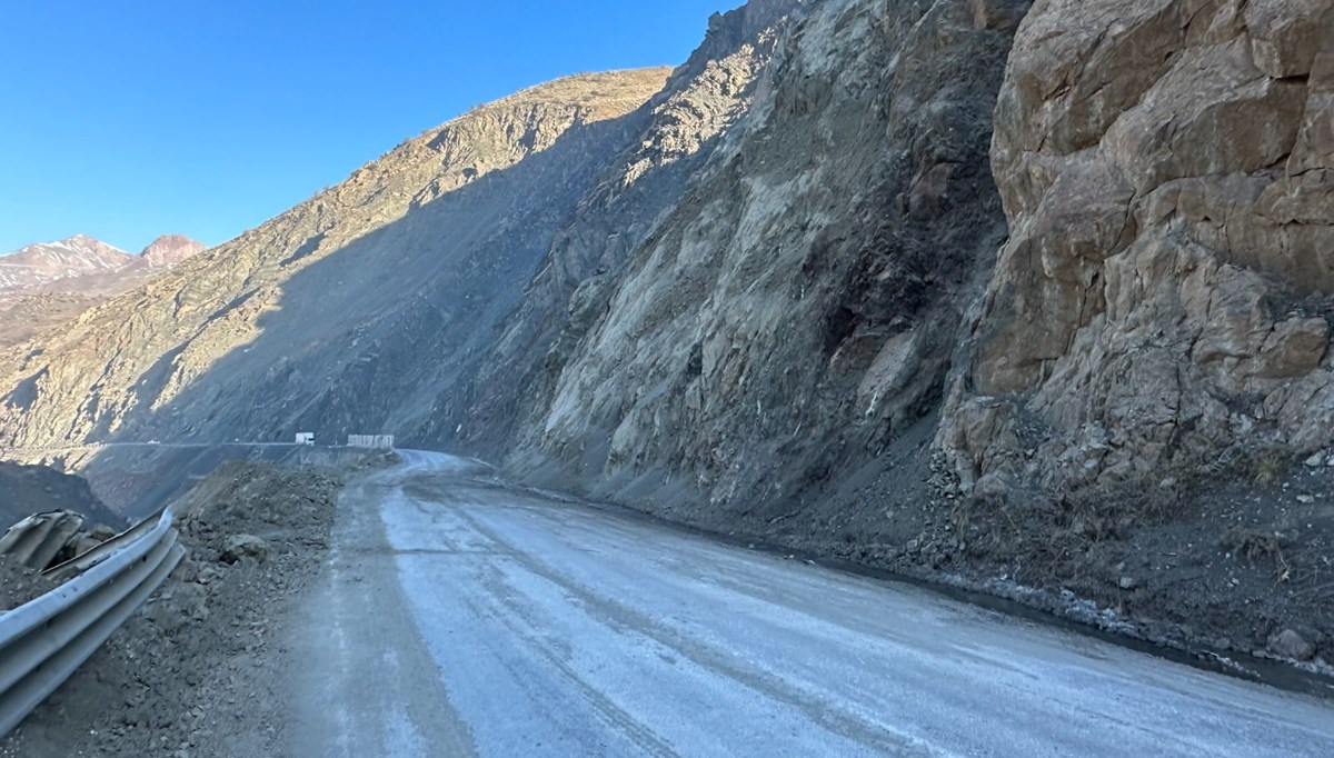 Heyalanın kapattığı Yüksekova-Van Karayolu tekrar ulaşıma açıldı