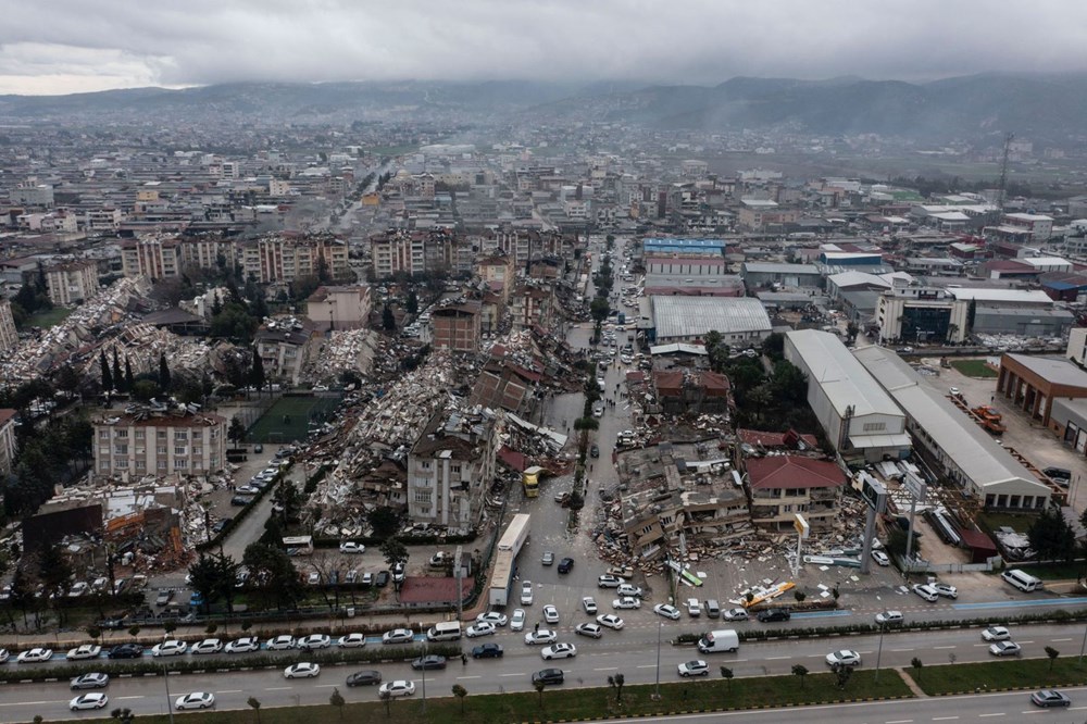 Deprem bölgesinden çarpıcı fotoğraflar: Binalar yerle bir oldu! - 4