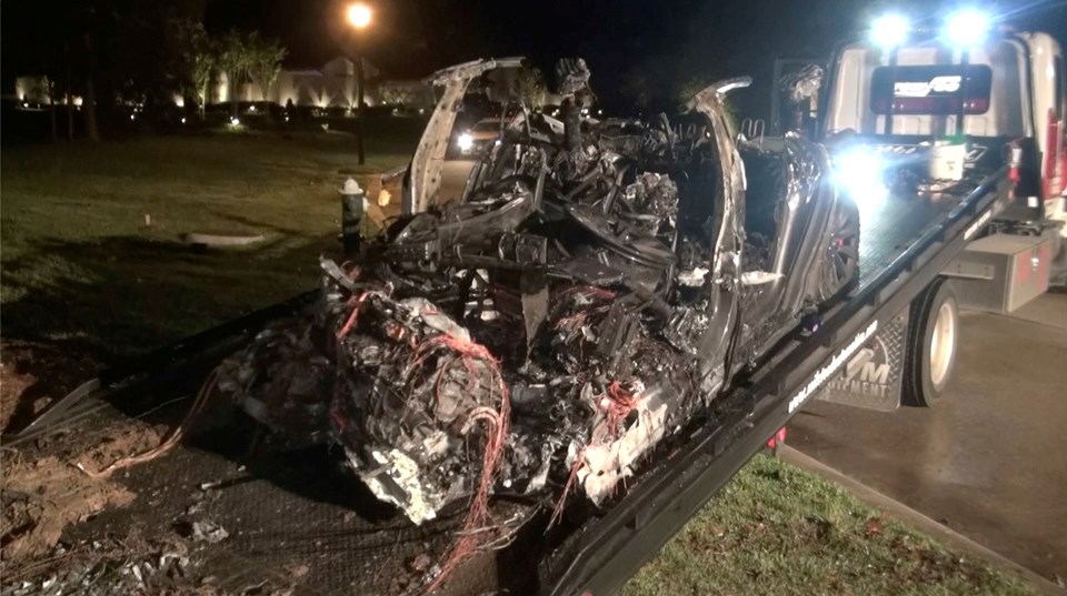 Sürücüsüz Tesla kaza yapıp yandı: 2 kişi hayatını kaybetti - 1