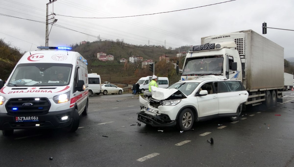 Ordu'da 3 araç birbirine girdi: Yaralılar var Ordu'da 3 araç birbirine girdi: Yaralılar var