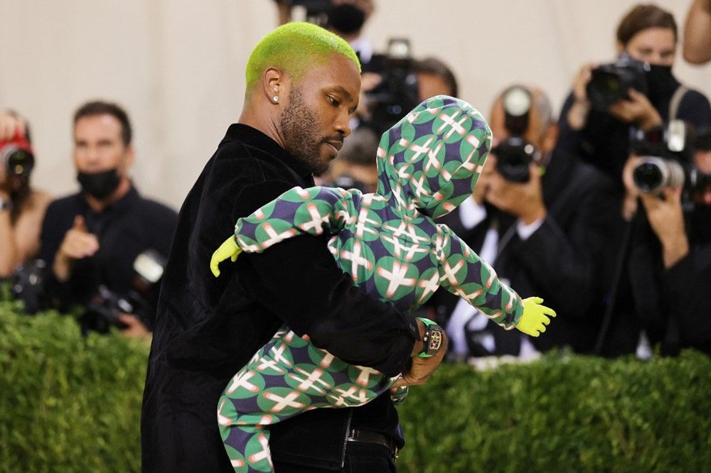 Frank Ocean 2021 MET Gala'ya robot bebekle katıldı - 4