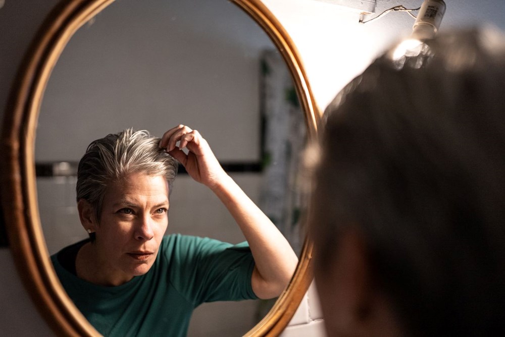 Saçların erken beyazlamasını önleyen ipuçları: Gece boyunca bekletmek yetiyor 77