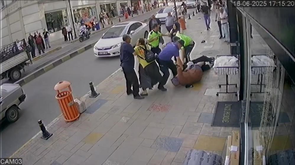 Yaşanan kavga anları ise bir iş yerinin güvenlik kamerasıyla kaydedildi.