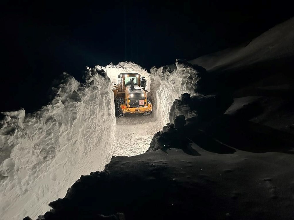 Hakkari'de 6 metreyi aşan kar tünelleri - 3