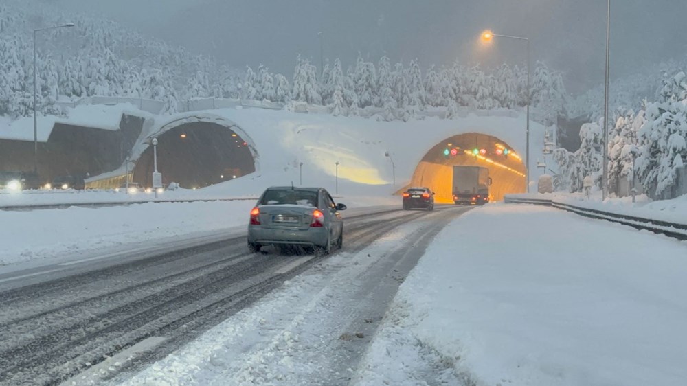 Yoğun kar ve buzlanma etkisi: Bolu'da trafik kazaları yolu tıkadı - 8