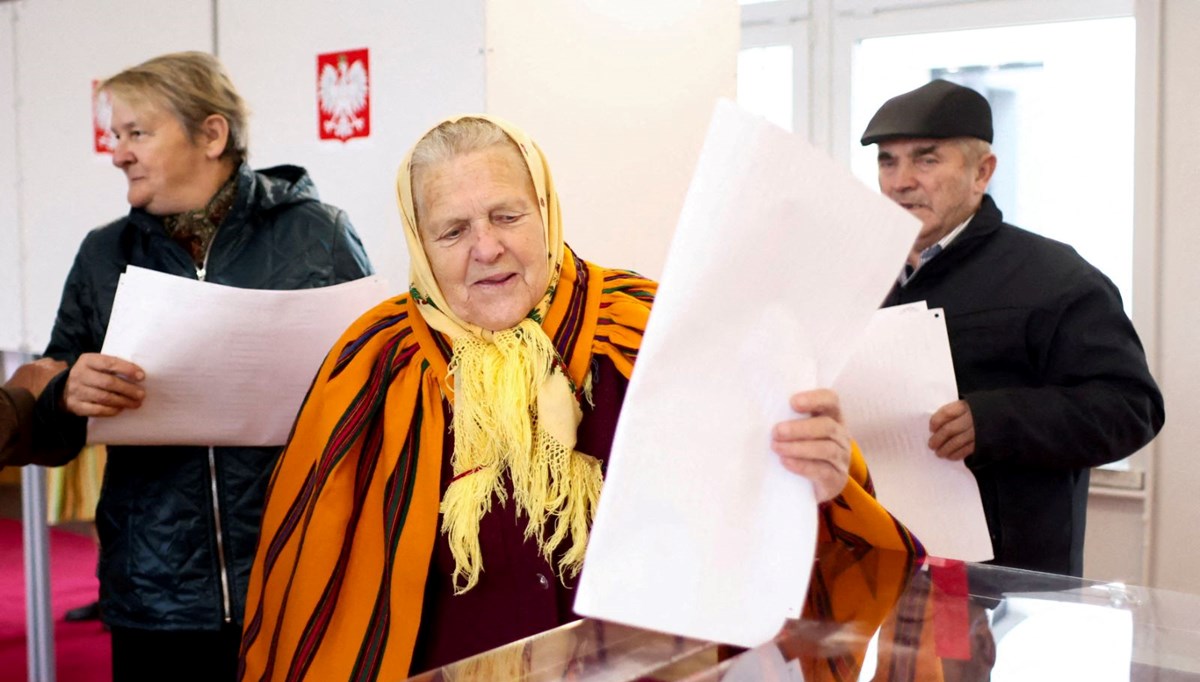 Polonya'da halk sandık başına gitti: İktidardaki parti çoğunluğu sağlayamadı