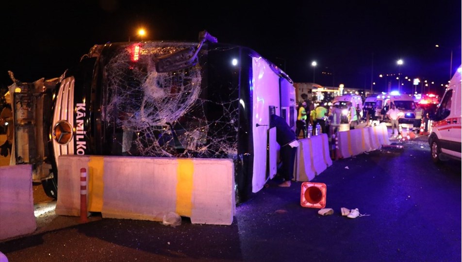 Bursa'da yolcu otobüsü devrildi: 1 ölü, 16 yaralı
