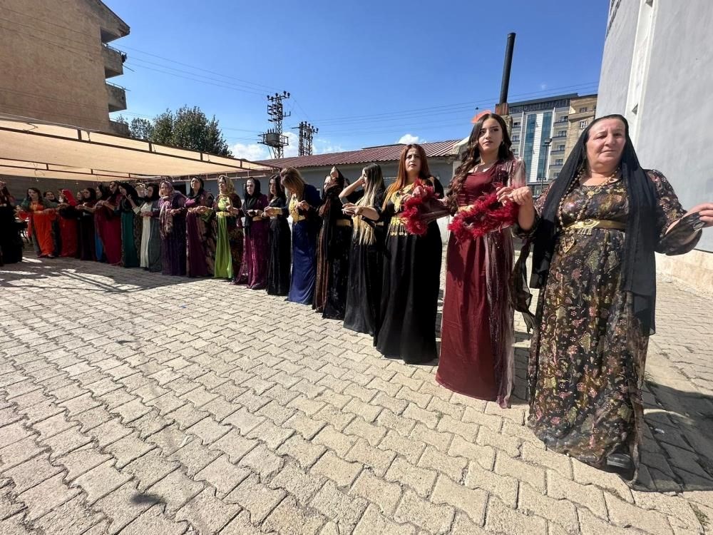 Aşiret düğününde 2 kilo altın, 3 milyon lira para takıldı - 4