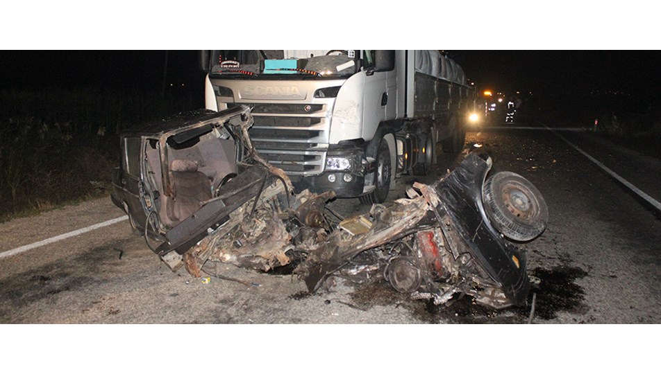 TIR'la çarpışarak ikiye bölünen otomobilden sağ çıktı