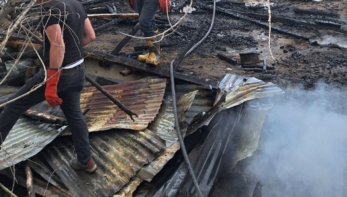 Erzincan’ın Refahiye ilçesine bağlı Derebaşı köyünde bir ev ve odunluk yandı.