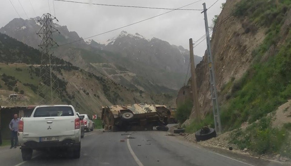 Hakkari'de askeri araç devrildi: 3 yaralı - 1