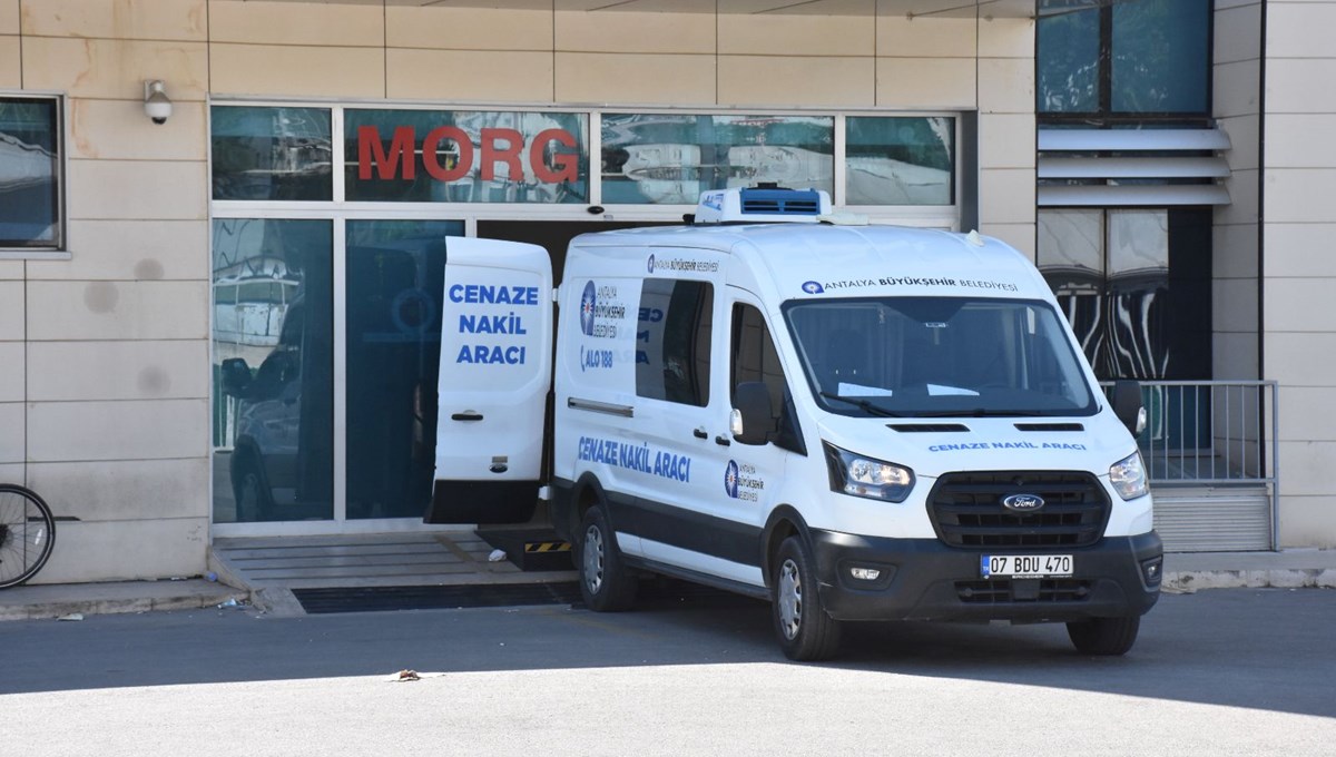 Antalya'da takla atan otomobildeki 1 kişi öldü, 3 kişi yaralandı Antalya'da takla atan otomobildeki 1 kişi öldü, 3 kişi yaralandı