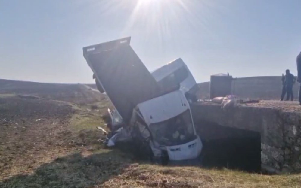Öğretmen servisi kamyonetin altında kaldı: 12'si öğretmen 14 yaralı - 4