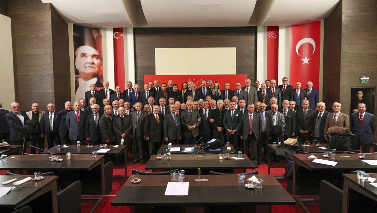 CHP’de önceki dönem milletvekilleriyle toplantı CHP’de önceki dönem milletvekilleriyle toplantı