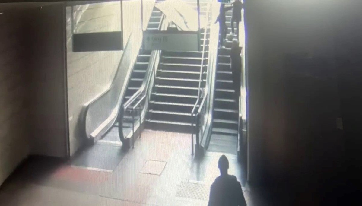 Metroda reklam panosu üzerine düştü